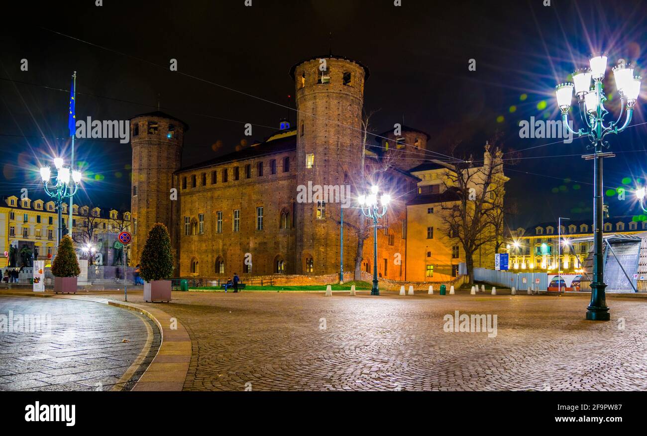 vista notturna del castello degli acaja situato in piazza del castello nella città italiana di torino. Foto Stock
