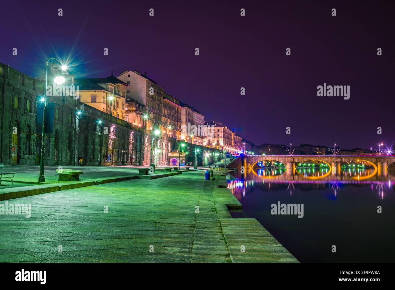 vista notturna dei murazzi sul fiume po nella città italiana di torino. Foto Stock