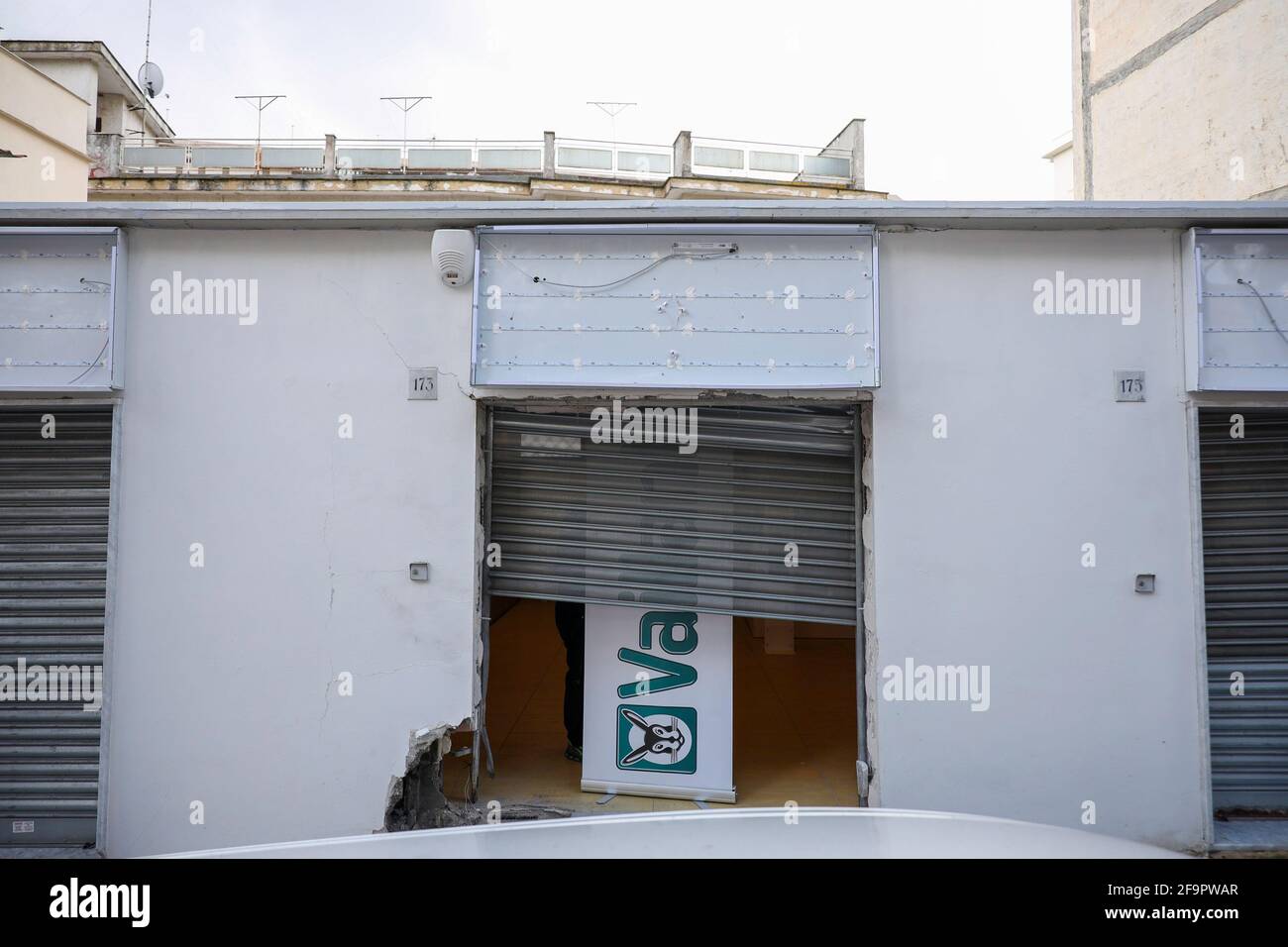 Napoli, ITALIA. 8 gennaio 2021. 20/04/2021 Napoli, stasera nonostante ci sia un coprifuoco la Camorra per l'estorsione soffia su un negozio nelle colline Aminei Credit: Fabio Sasso/ZUMA Wire/Alamy Live News Foto Stock