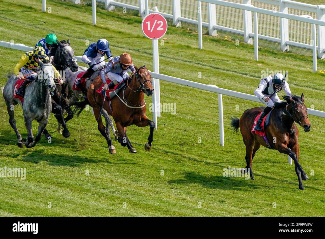 Hector Crouch Riding Victory Chime (a destra) vince la City e Suburban handicap all'Ippodromo di Epsom Downs, Surrey. Data immagine: Martedì 20 aprile 2020. Foto Stock