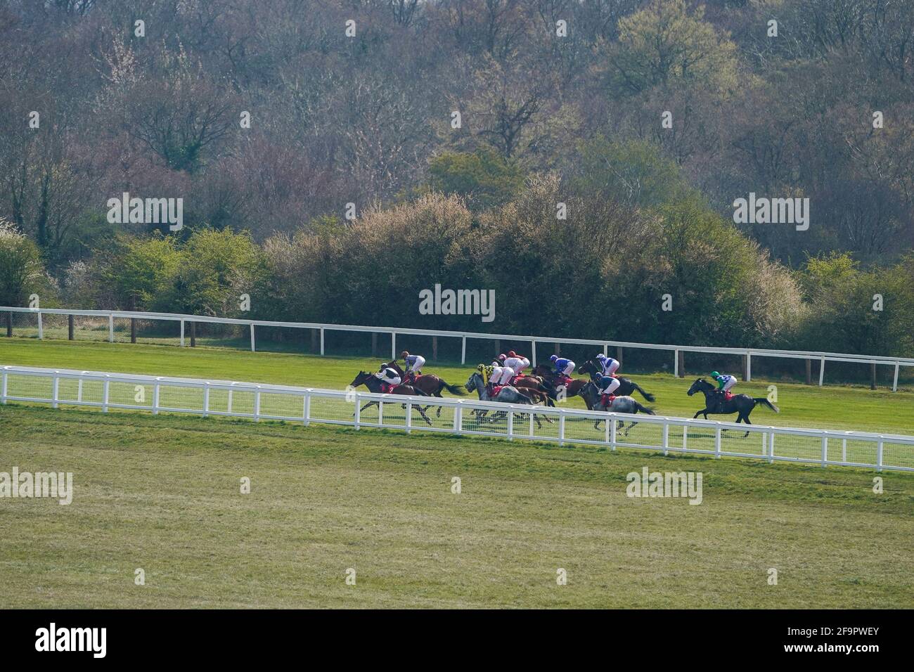 Hector Crouch Riding Victory Chime (a sinistra) vince la City e Suburban handicap all'Ippodromo di Epsom Downs, Surrey. Data immagine: Martedì 20 aprile 2020. Foto Stock