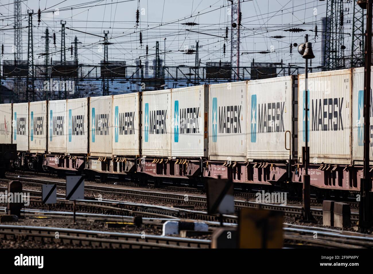 Maersk. Treno cargo. Trasporti ferroviari. Trasporto ferroviario. Industria globale e internazionale del trasporto merci. Foto Stock