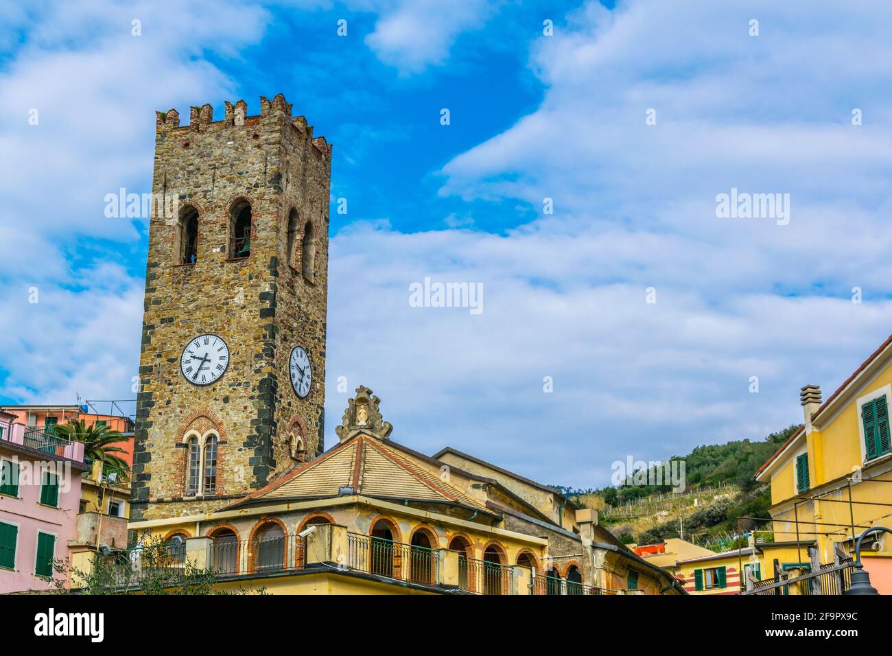 vista di una chiesa situata sulla piazza principale di monterosso al mare, cinque terre, italia. Foto Stock