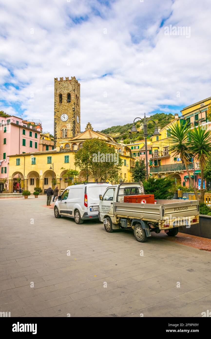 vista di una chiesa situata sulla piazza principale di monterosso al mare, cinque terre, italia. Foto Stock