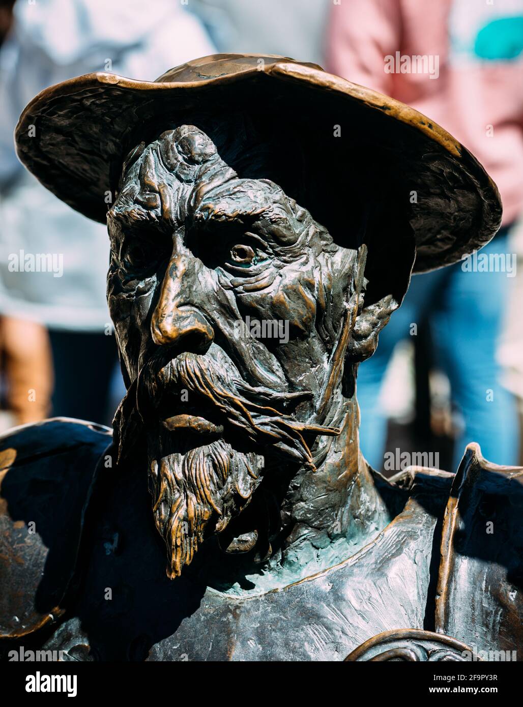 Statua di Don Chisciotte de la Mancha di fronte alla casa del famoso scrittore spagnolo Miguel de Cervantes. Foto Stock
