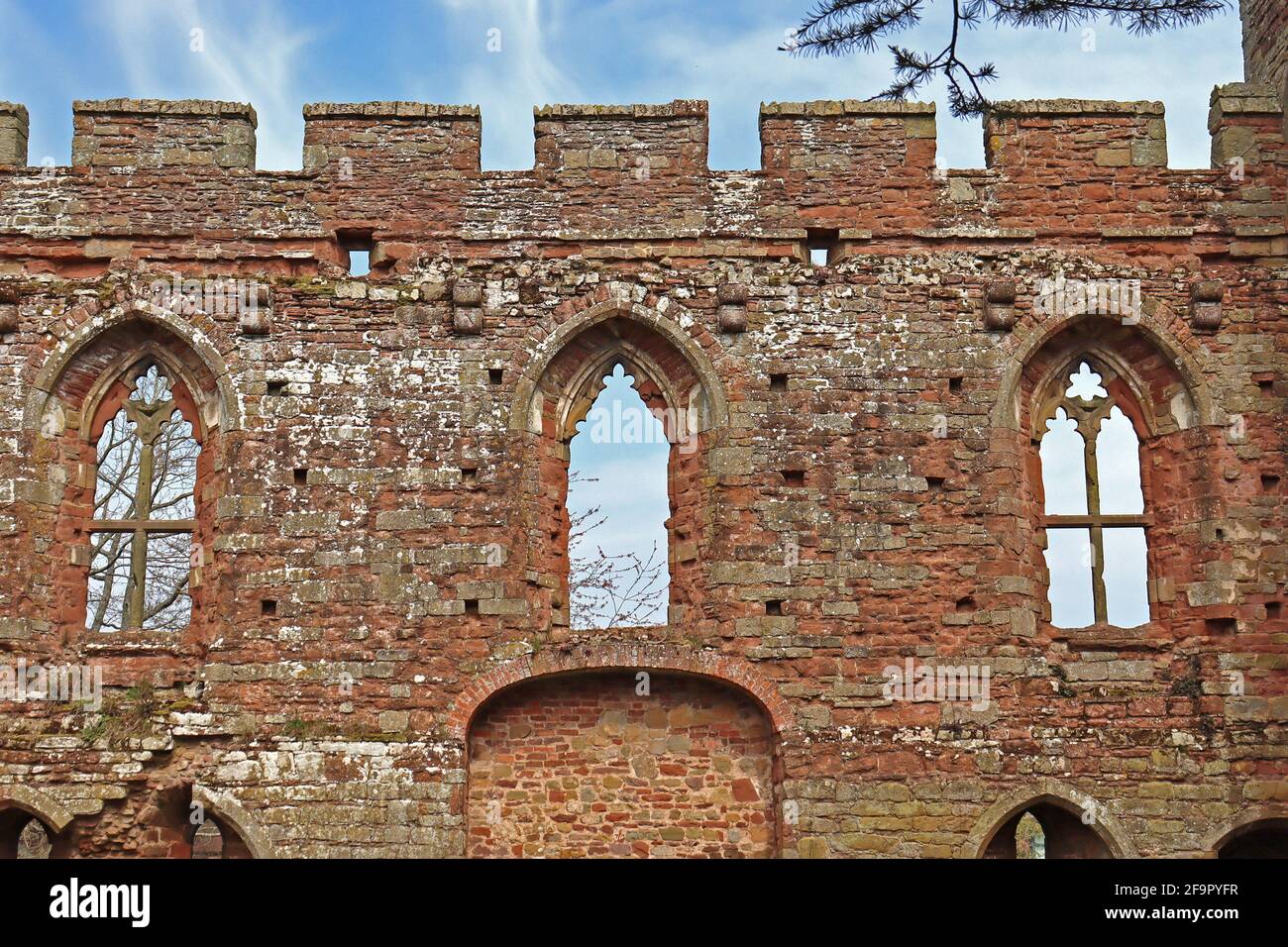 Rovine del castello di Acton Burnell. Patrimonio architettonico medievale britannico. Castello costruito con pietra arenaria rossa. Shropshire, Inghilterra, Regno Unito. Foto Stock
