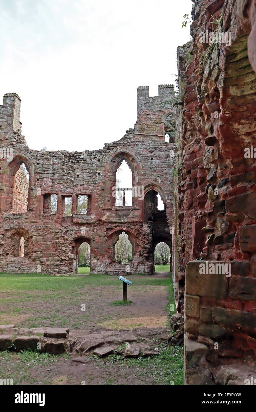 Rovine del castello di Acton Burnell. Patrimonio architettonico medievale britannico. Castello costruito con pietra arenaria rossa. Shropshire, Inghilterra, Regno Unito. Foto Stock
