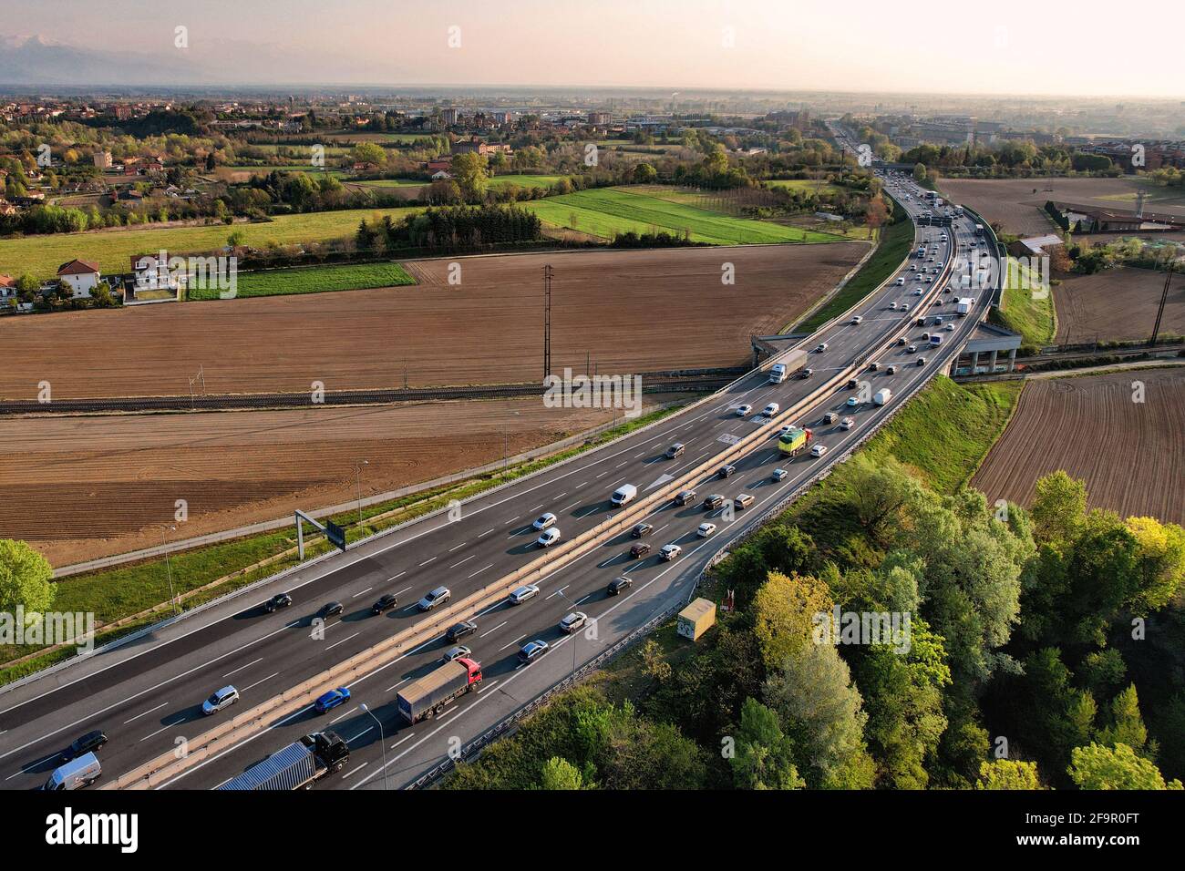 Autostrada con traffico fluente visto dall'alto. Torino - Aprile 2021 Foto Stock