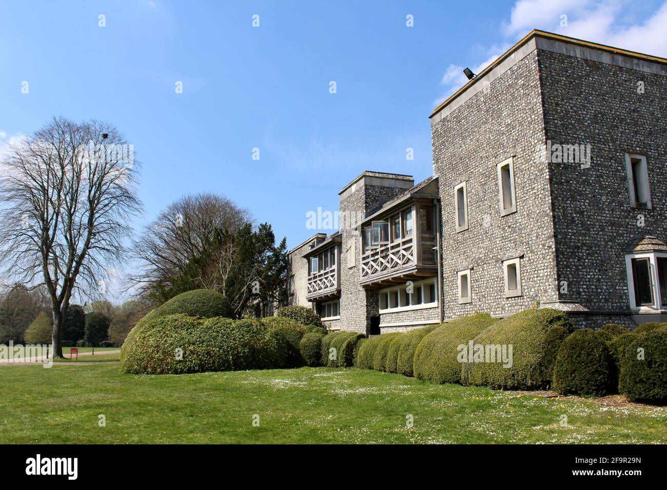 West Dean College vicino a Chichester, West Sussex. L'ex casa del surrealista Edward James. Fotografia scattata in una bella primavera. Foto Stock