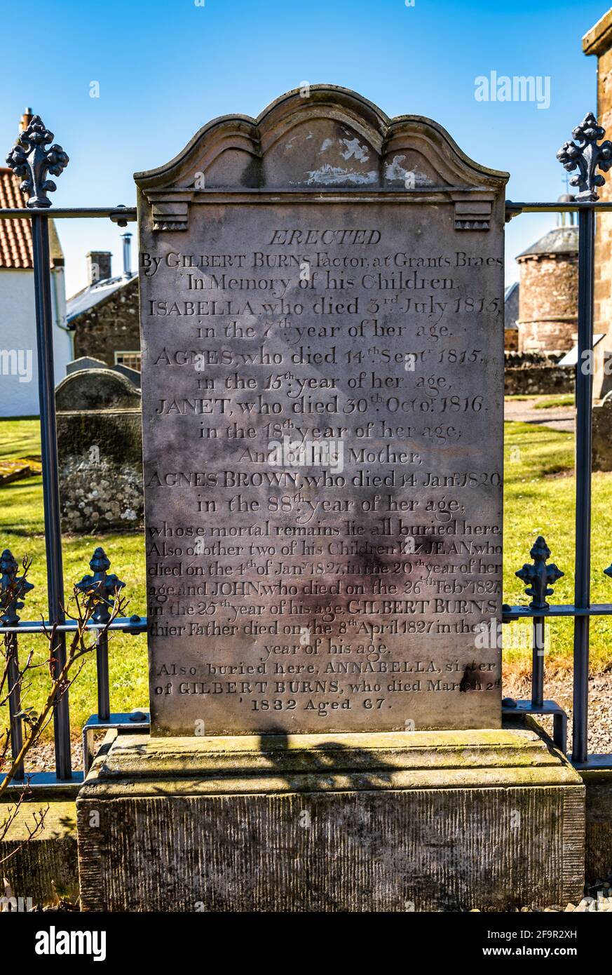 Tomba e lapide della famiglia Robert Burns, cimitero della chiesa parrocchiale di Bolton, East Lothian, Scozia, Regno Unito Foto Stock