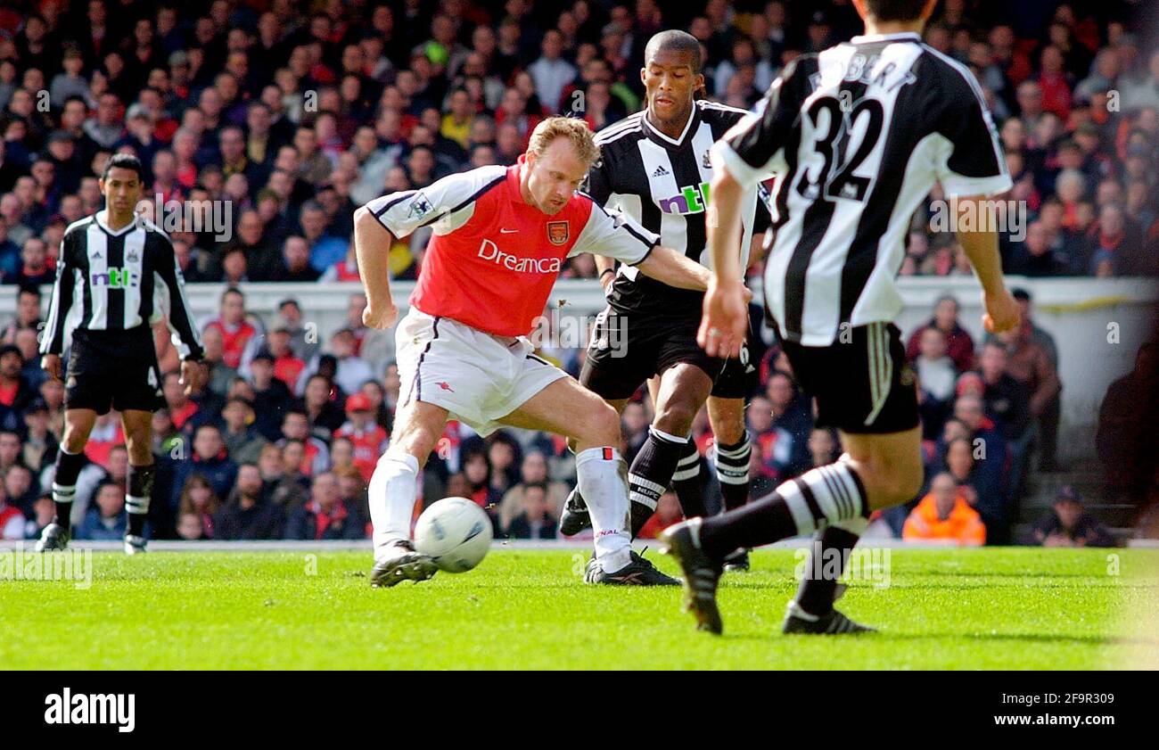 FA CUP QUARTO FINALE ARSENAL V NEWCASTLE 23/3/2002 DENNIS BERGKAMP CHIPS LA PALLA CHE HA COLPITO LA BARRA TRASVERSALE IMMAGINE DAVID ASHDOWN.FA TAZZA Foto Stock