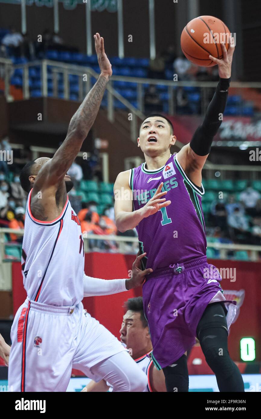 Zhuji, provincia cinese di Zhejiang. 20 Apr 2021. Gao Shiyan (R) di Shandong Heroes va per una layup durante la semifinale partita tra Shandong Heroes e Guangdong Tigers del Sud alla stagione 2020-2021 della Lega cinese di Basketball Association (CBA) a Zhuji, Provincia Zhejiang della Cina orientale, 20 aprile 2021. Credit: Jiang Han/Xinhua/Alamy Live News Foto Stock