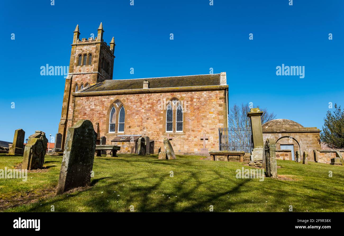 Chiesa parrocchiale di Bolton e sagrato in giornata di sole con cielo blu, East Lothian, Scozia, Regno Unito Foto Stock