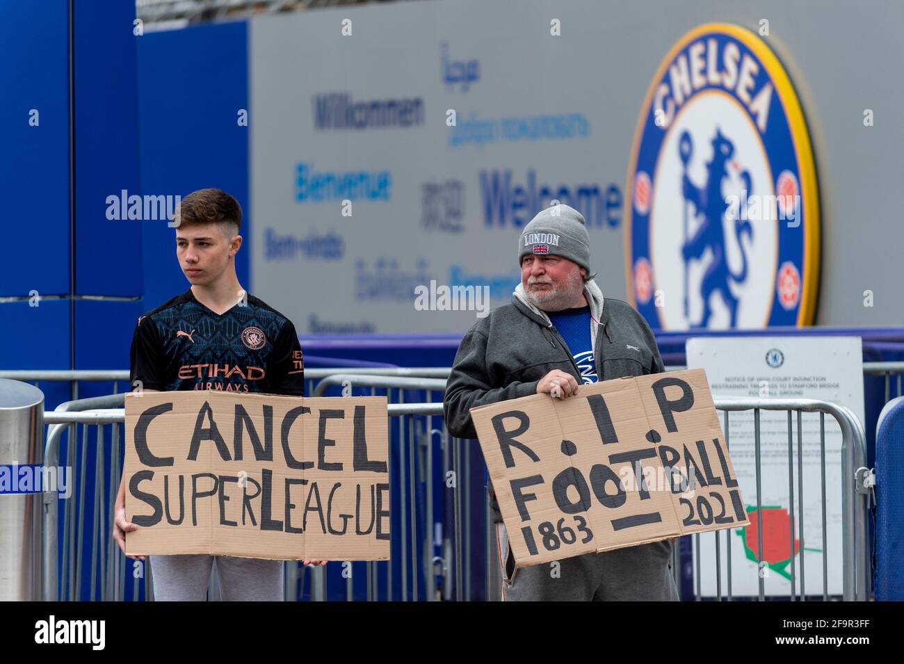 Londra, Regno Unito. 20 aprile 2021. I tifosi del Chelsea al di fuori dello Stamford Bridge, lo stadio in cui si trova il Chelsea FC, protestano per la proposta di formare una Super League europea. Chelsea, Arsenal, Tottenham Hotspur, Manchester City, Manchester United e Liverpool (i sei grandi) si uniranno a Barcellona, Real Madrid, Atletico Madrid, Juventus, AC Milan e Inter Milan come membri fondatori insieme ad altre tre squadre ancora da annunciare. La notizia è stata condannata dai tifosi del calcio, da altre società, dalla UEFA, dalla FIFA e dal governo britannico. Credit: Stephen Chung / Alamy Live News Foto Stock