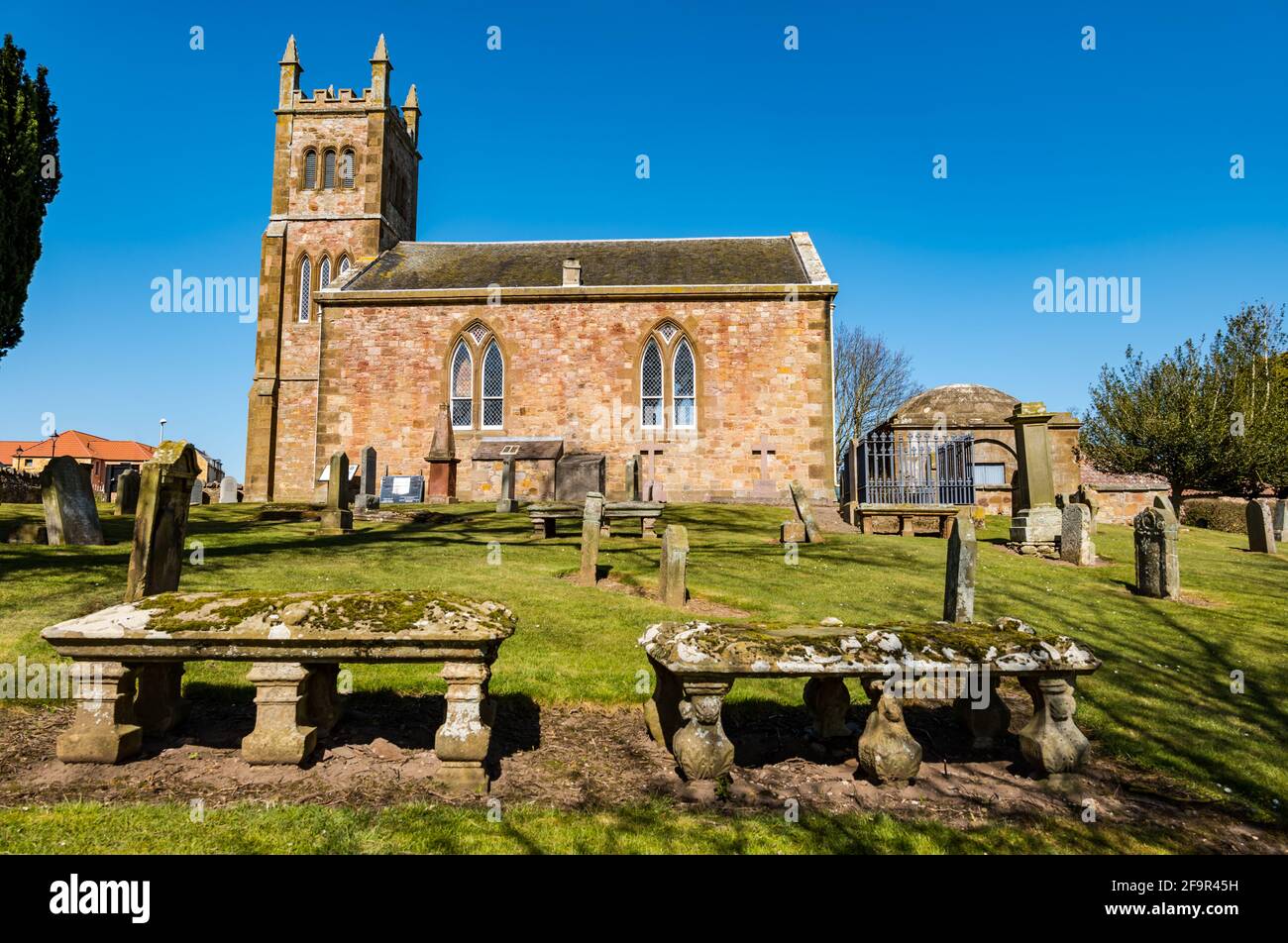 Bolton Parish Church e vecchie tombe in giornata di sole con bue cielo, East Lothian, Scozia, Regno Unito Foto Stock