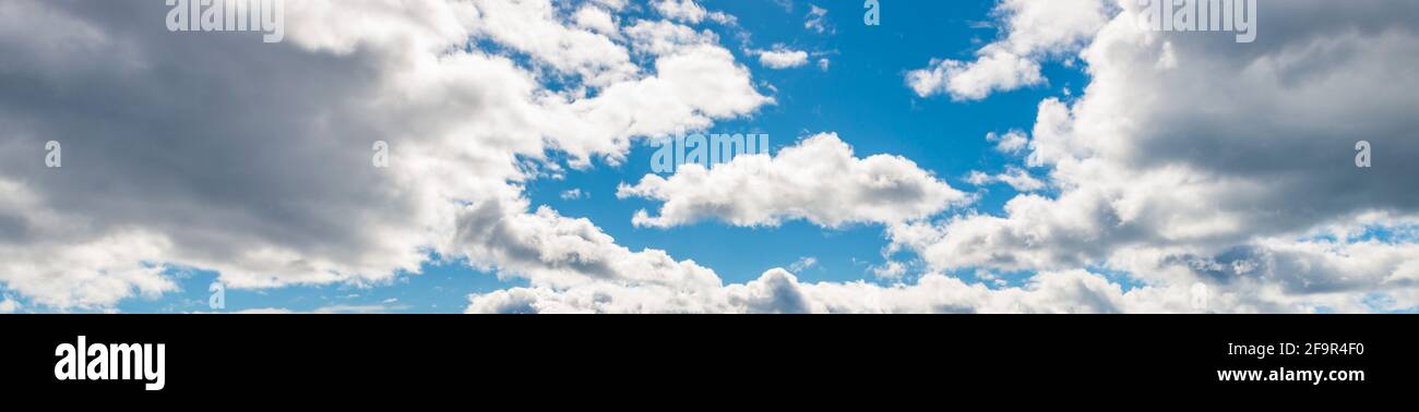 Nuvole mozzafiato che creano un bel cielo Foto Stock