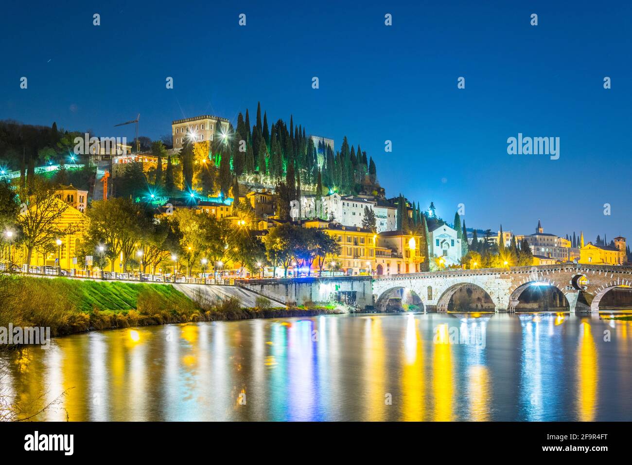 Ponte di pietra e castel san pietro a Verona durante la notte, Foto Stock