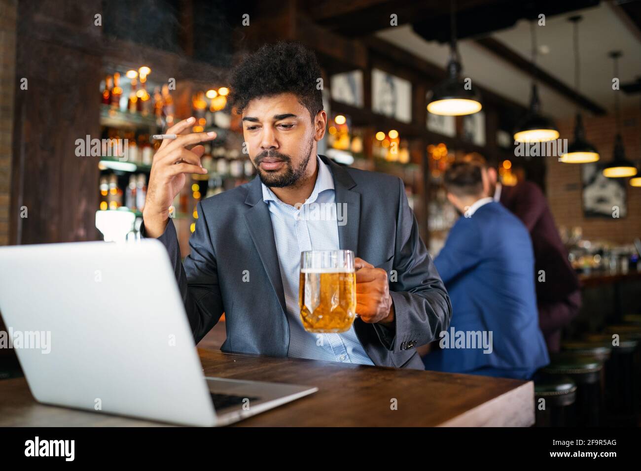 La gente, la dipendenza di alcool della nicotina e il concetto difettoso di abitudini. Foto Stock