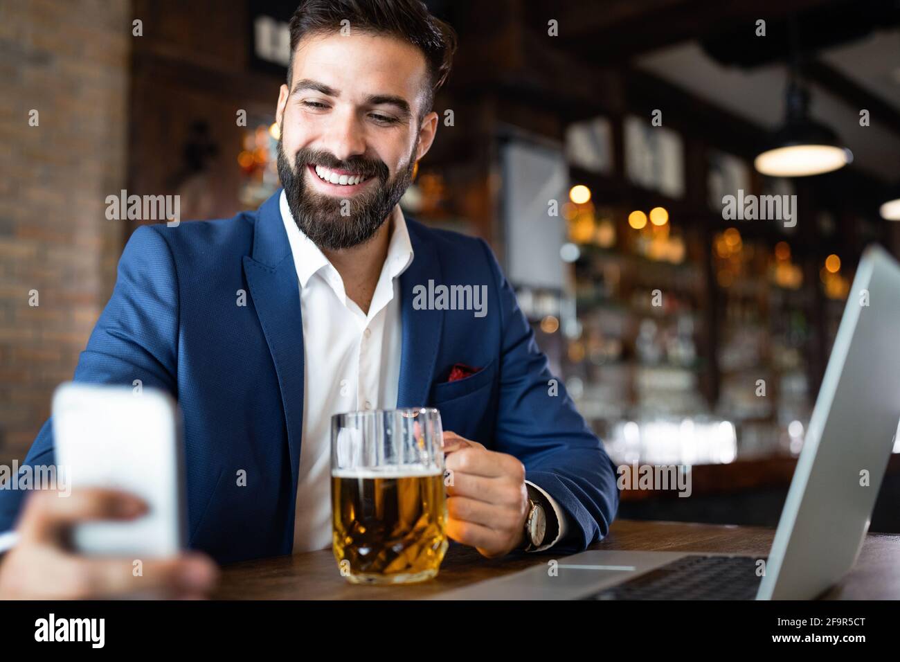 Giovane uomo d'affari che ha una pausa in un ristorante. Concetto di stile di vita professionale Foto Stock
