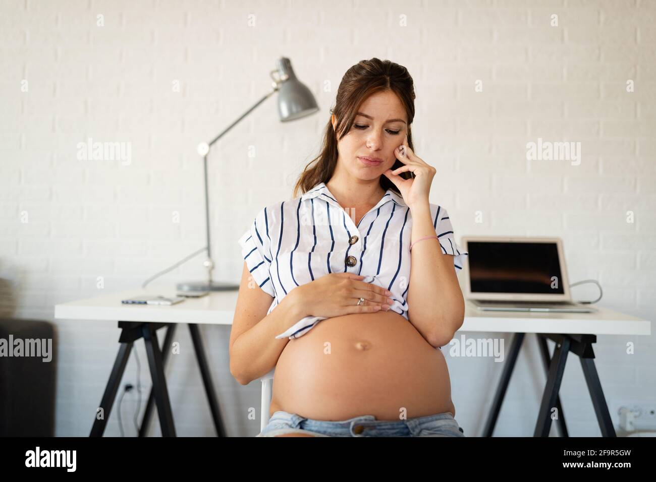 Donna incinta che lavora da casa. Carriera e concetto di gravidanza Foto Stock