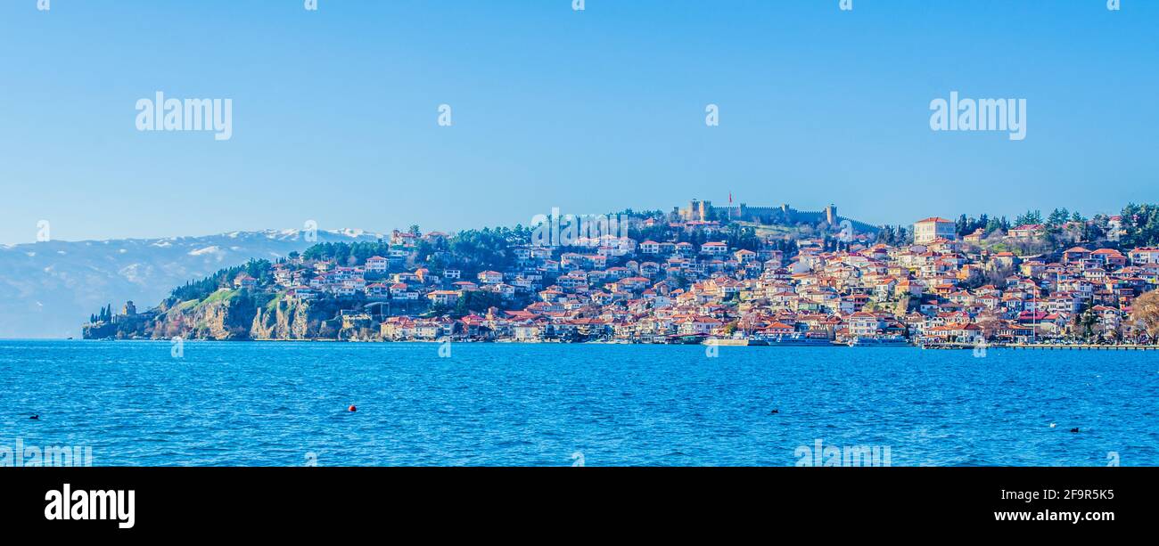 ohrid, patrimonio dell'umanità dell'unesco, si trova accanto al lago ohrid e si estende su tutta la collina con la fortezza di tzar samuel in cima. Foto Stock