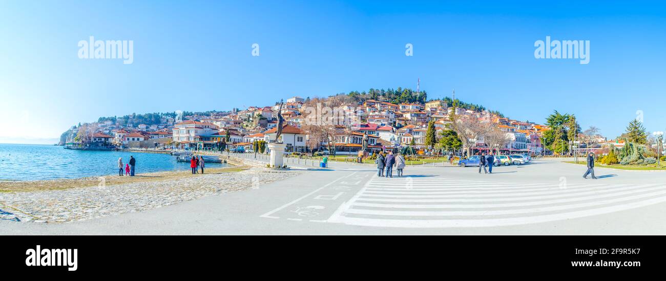 ohrid, patrimonio dell'umanità dell'unesco, si trova accanto al lago ohrid e si estende su tutta la collina con la fortezza di tzar samuel in cima. Foto Stock