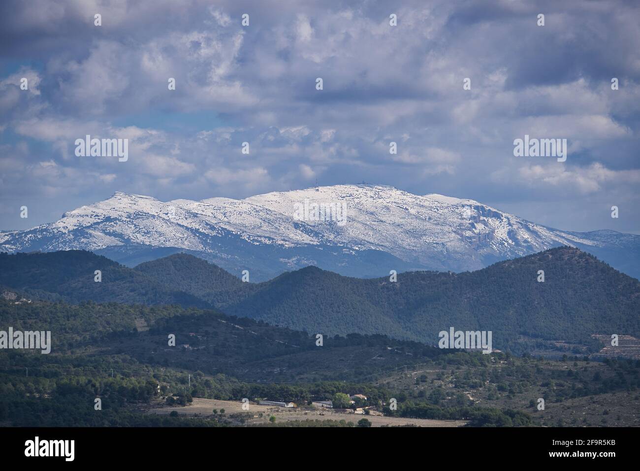 Vista di una montagna con la cima innevata, ad Alicante, nella Comunità Valenciana, Spagna. Paesaggio Foto Stock