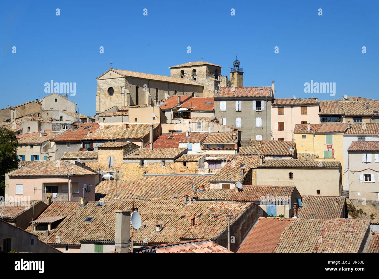 Vista sui tetti del Villaggio, tetti di terracotta, Chiesa, Città Vecchia e quartiere storico di Valensole Alpes-de-Haute-Provence Provenza Francia Foto Stock