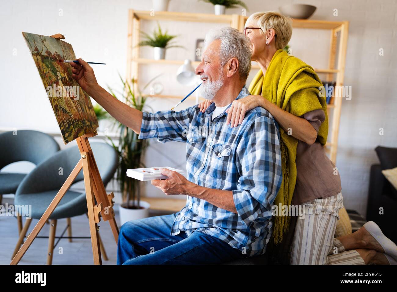 Ritratto di sorridente bella coppia di anziani la pittura Foto Stock