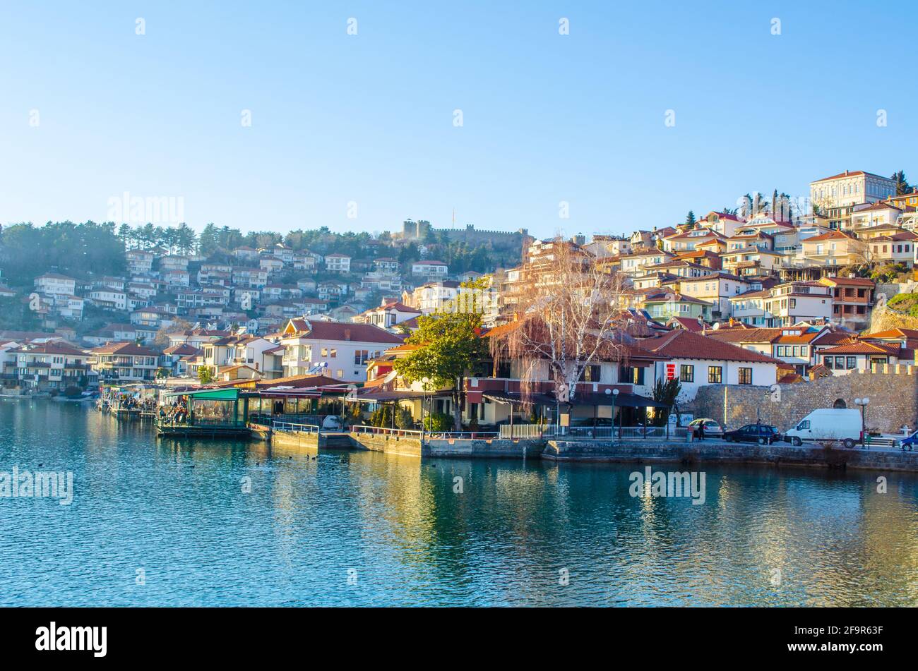 ohrid, patrimonio dell'umanità dell'unesco, si trova accanto al lago ohrid e si estende su tutta la collina con la fortezza di tzar samuel in cima. Foto Stock