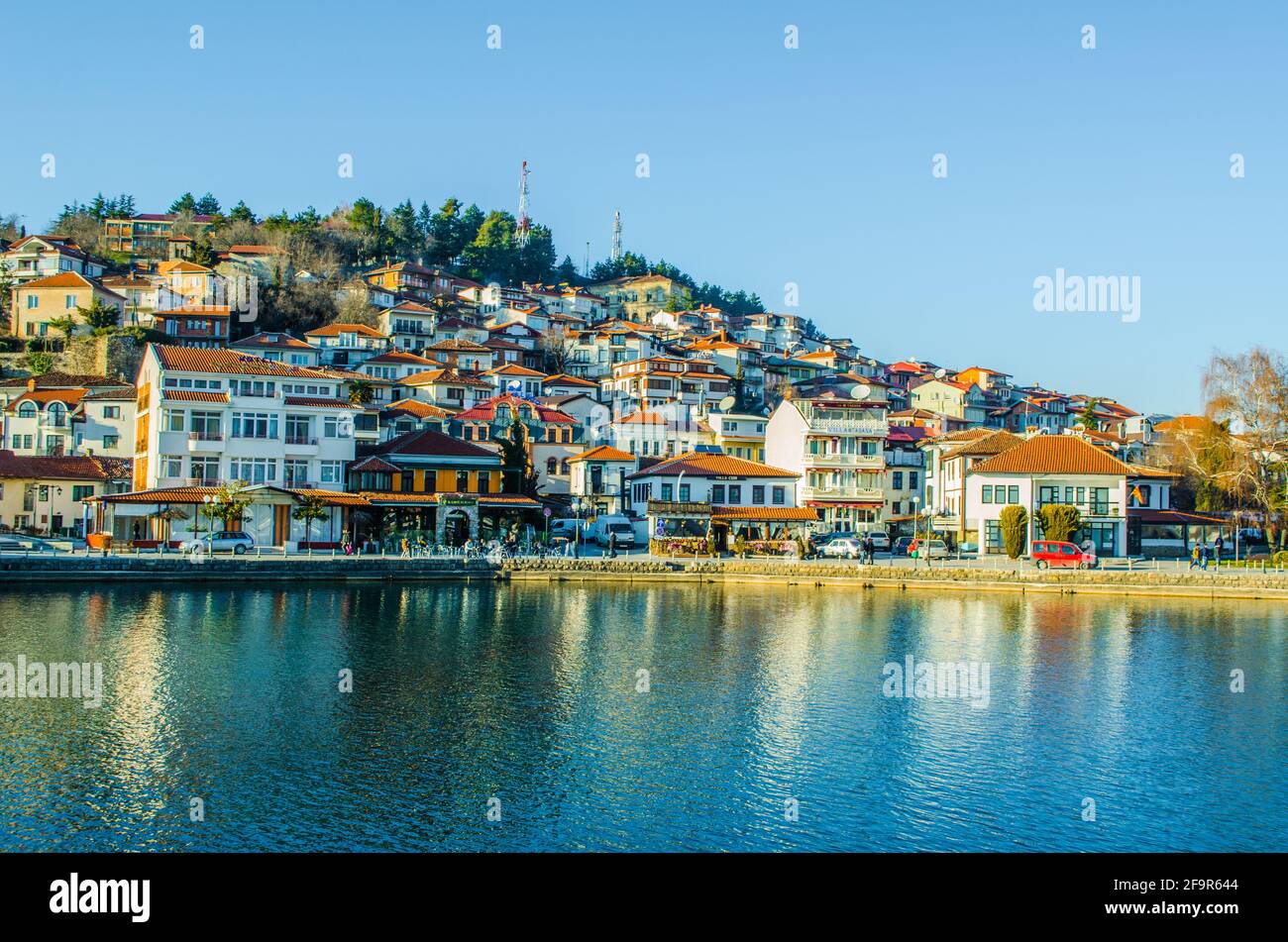 ohrid, patrimonio dell'umanità dell'unesco, si trova accanto al lago ohrid e si estende su tutta la collina con la fortezza di tzar samuel in cima. Foto Stock