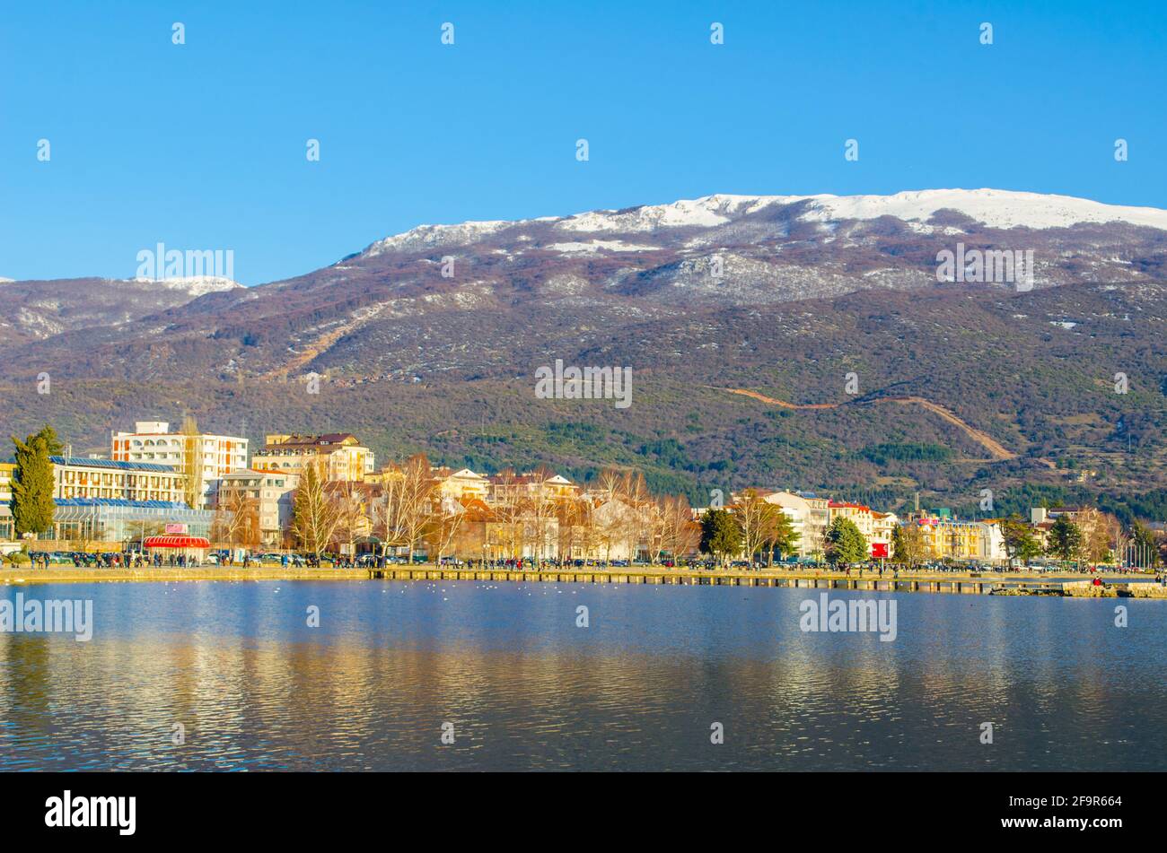 ohrid, patrimonio dell'umanità dell'unesco, si trova accanto al lago ohrid e si estende su tutta la collina con la fortezza di tzar samuel in cima. Foto Stock