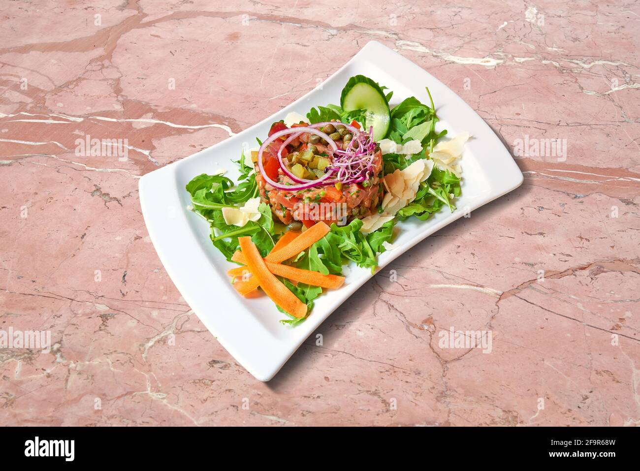Cibo da pub. Piatto di tartare di manzo su marmo di Rosa Foto Stock