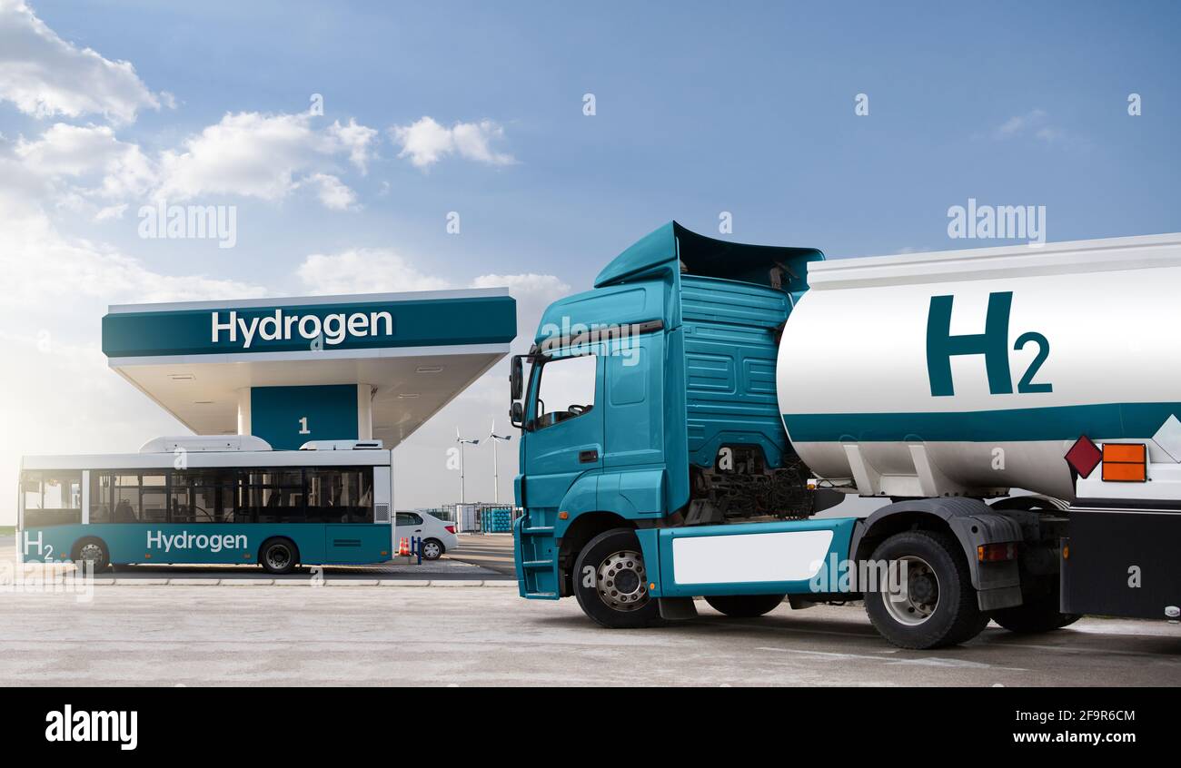 Veicolo con rimorchio con serbatoio di idrogeno sullo sfondo della stazione di rifornimento H2. Concetto Foto Stock