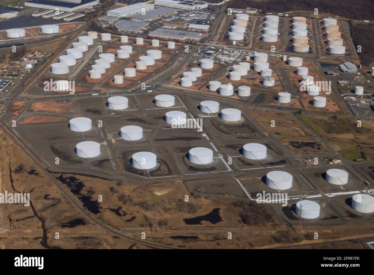 Zona industriale le attrezzature di raffinazione petrolifera delle condotte industriali un impianto di raffineria di petrolio Foto Stock