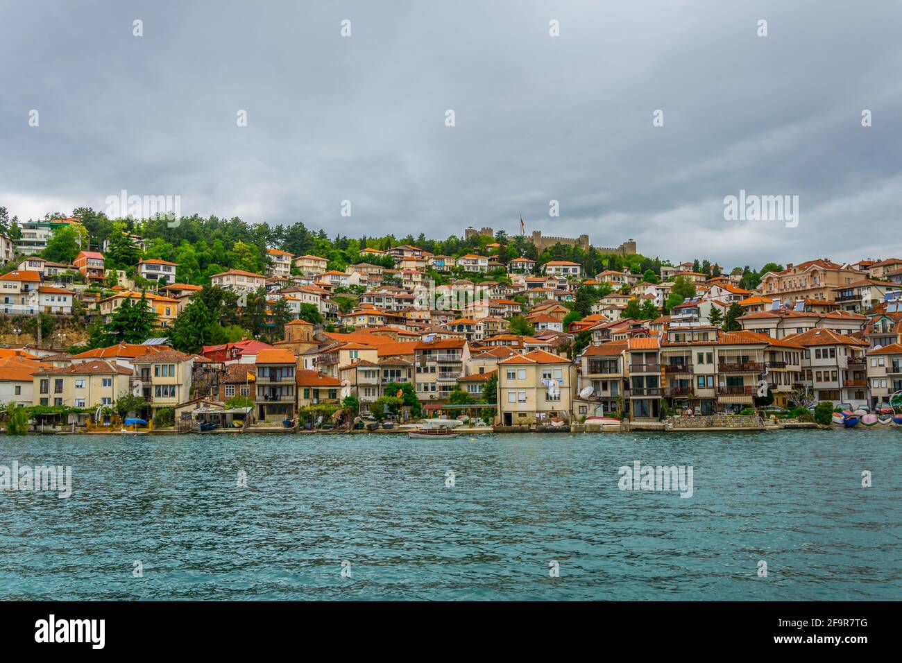 ohrid, patrimonio dell'umanità dell'unesco, si trova accanto al lago ohrid e si estende su tutta la collina con la fortezza di tzar samuel in cima. Foto Stock