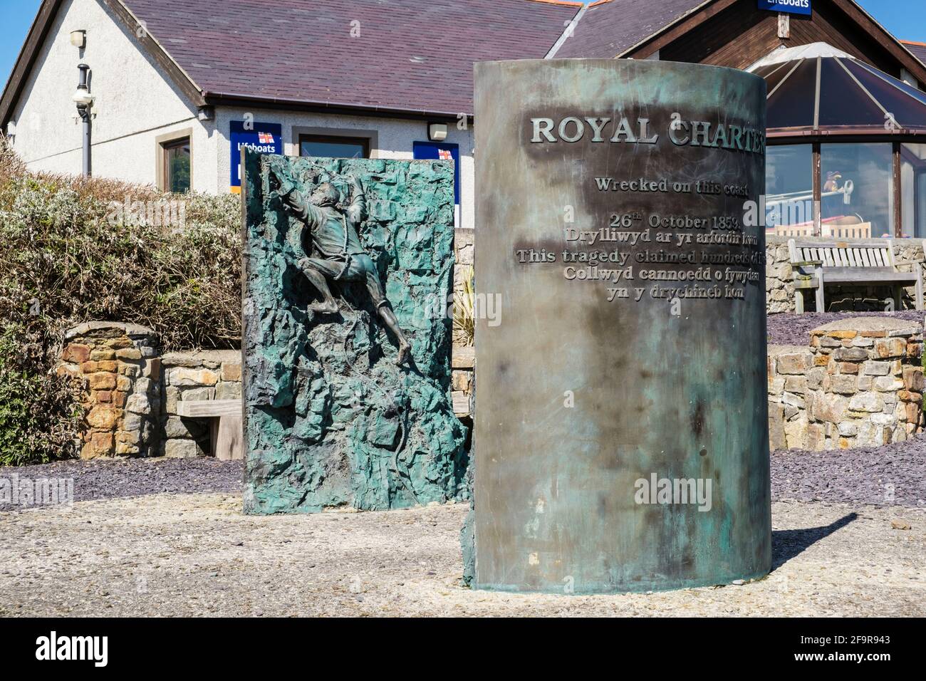 Royal Charter naufragio bronzo sculture commemorative al di fuori del Centro visitatori RNLI a Moelfre, Isola di Anglesey, Galles del nord, Regno Unito, Gran Bretagna Foto Stock