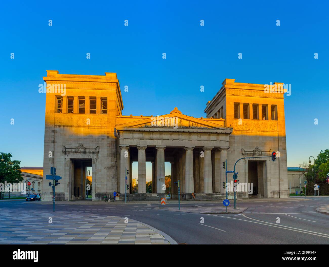 Arco monumentale su koenigsplatz nella città tedesca di monaco durante il tramonto Foto Stock
