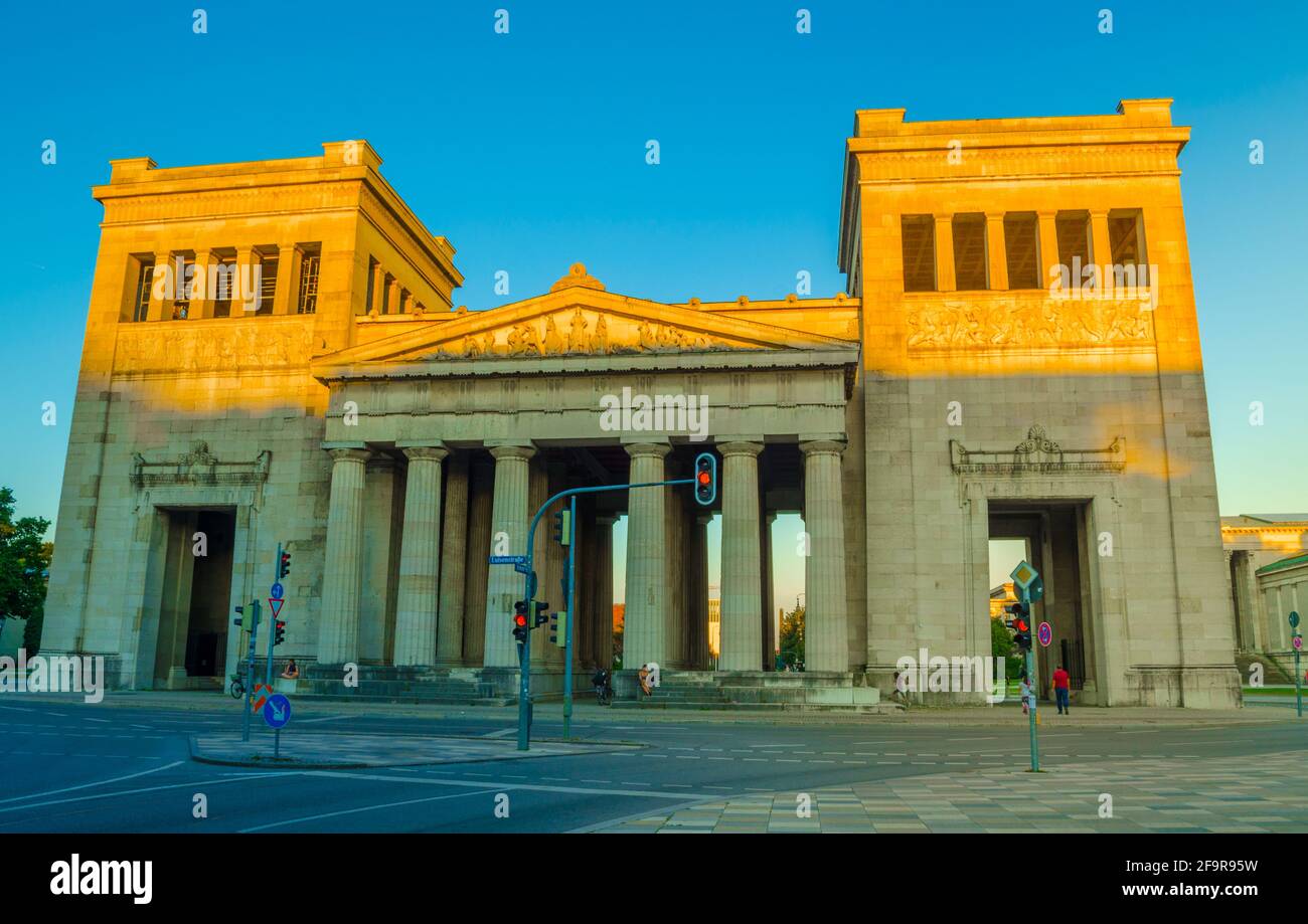 Arco monumentale su koenigsplatz nella città tedesca di monaco durante il tramonto Foto Stock