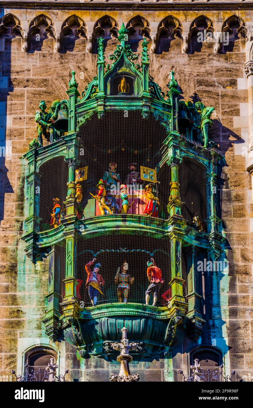 Carillon situato sulle mura del nuovo municipio di monaco. In tedesco si  chiama rathaus-glockenspiel Foto stock - Alamy