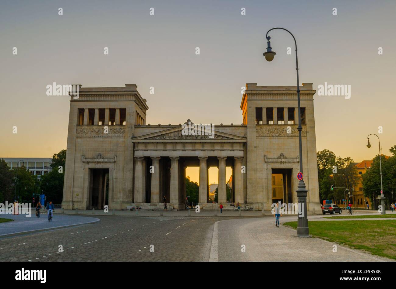 Arco monumentale su koenigsplatz nella città tedesca di monaco durante il tramonto Foto Stock