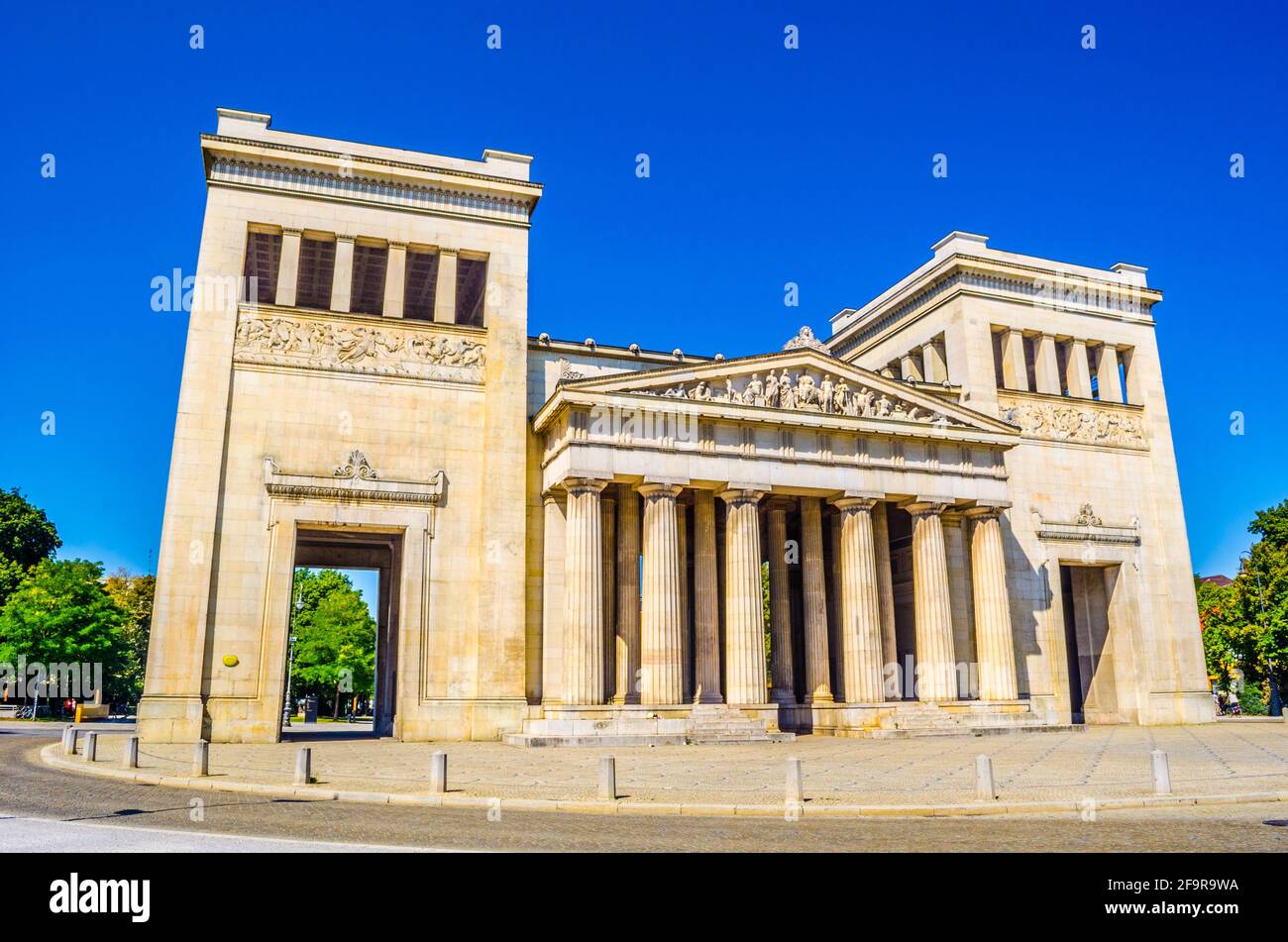 Arco monumentale su koenigsplatz nella città tedesca di monaco Foto Stock