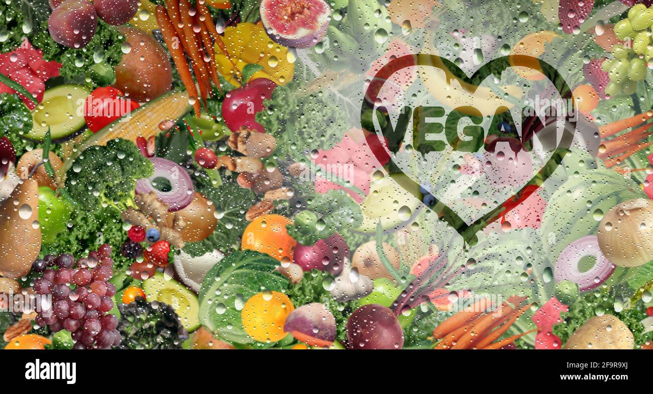 Amore vegano e vegetariano frutta fresca e verdura dietro un bicchiere freddo con condensazione e frutta e verdura naturali crude come sano organico. Foto Stock