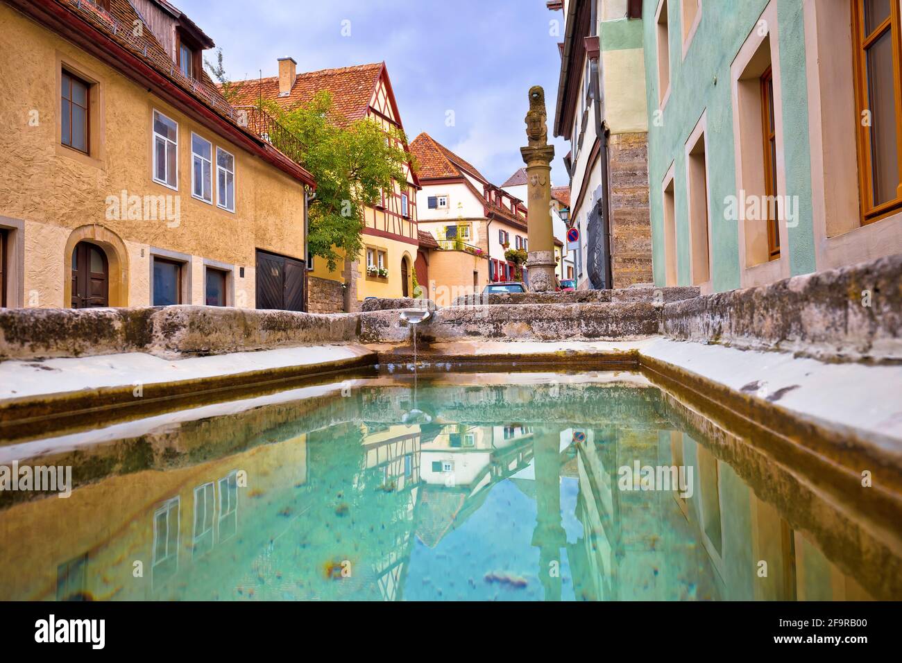 Germania idilliaca. Strada colorata e fontana nella città medievale tedesca di Rothenburg ob der Tauber vista. Regione bavarese della Germania Foto Stock