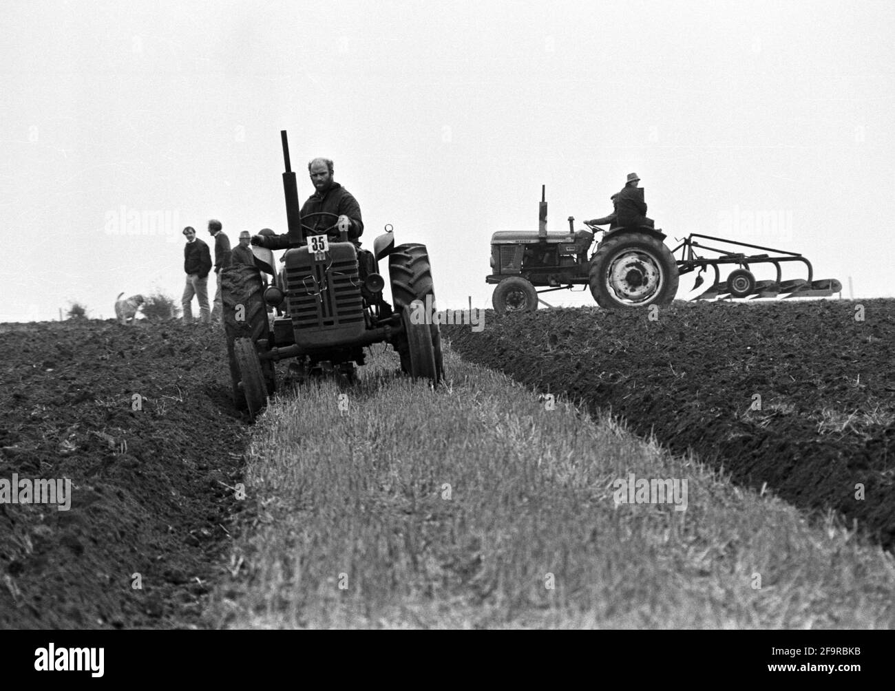 Vecchio match aratura nel Wiltshire. Regno Unito circa 1990. Foto Stock