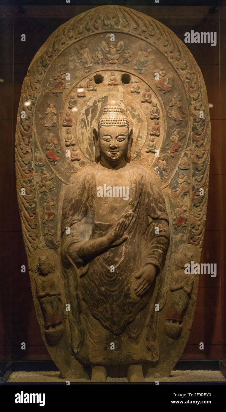 Statua in pietra del Buddha di Sakyamuni e dei due Attendenti Bodhisattvas. 499 d.C., Northern Wei（386－534）Beijing Stone Carvings Art Museum. Foto Stock