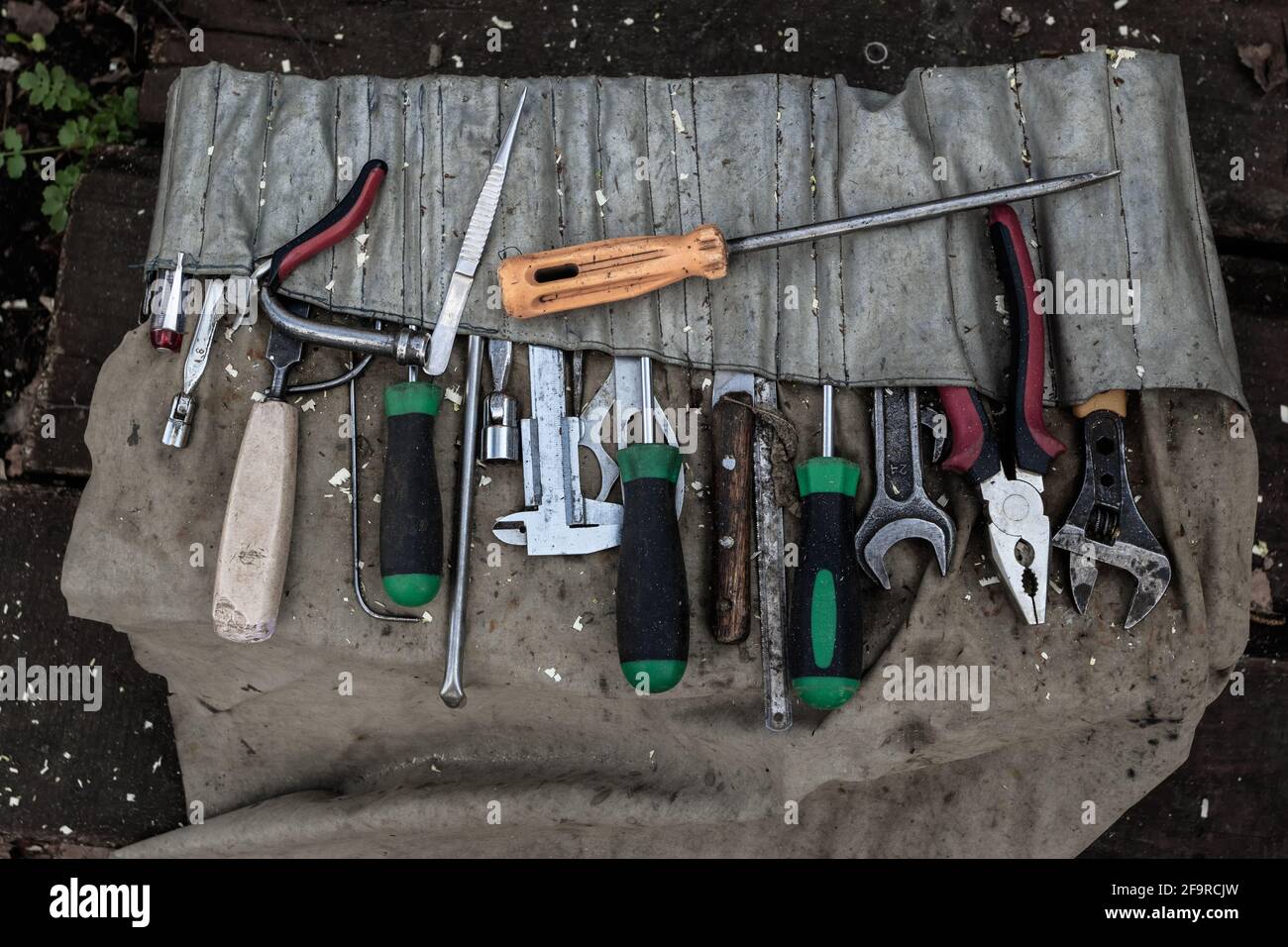 Set di vecchi strumenti usati sporchi su sfondo scuro. Foto Stock