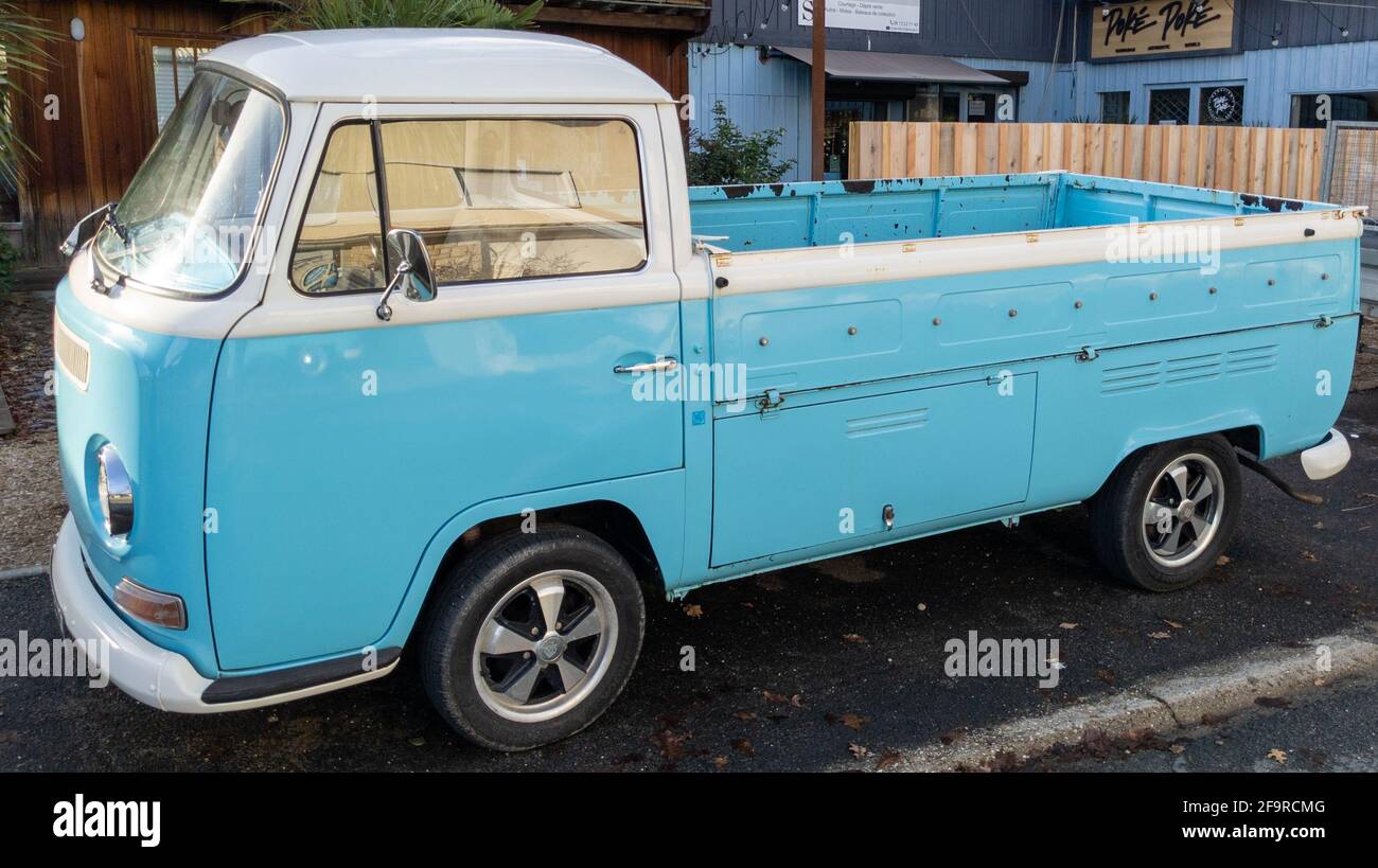 Bordeaux , Aquitaine Francia - 12 28 2020 : Volkswagen tipo 2 pick up minibus Classic VW Van Foto Stock