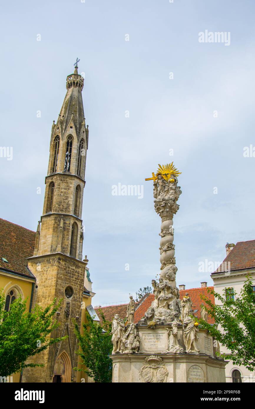 FO ter - la piazza principale della città ungherese Sopron comprende la colonna della santissima trinità e la chiesa di Goat Foto Stock