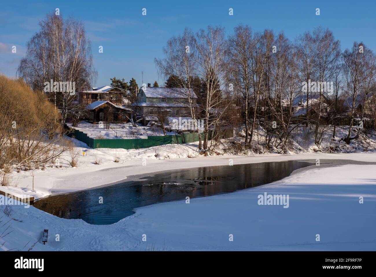 Paesaggio invernale in una giornata di sole nella città di Bogdanikha, regione di Ivanovo, Russia. Foto Stock